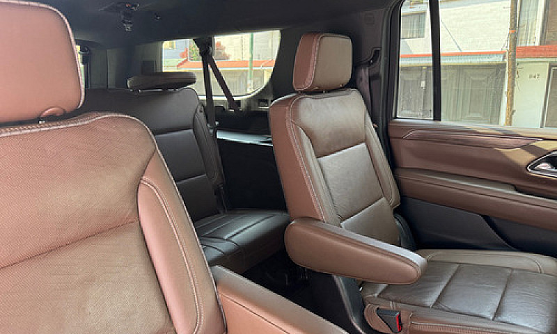 Chevrolet Suburban 6...