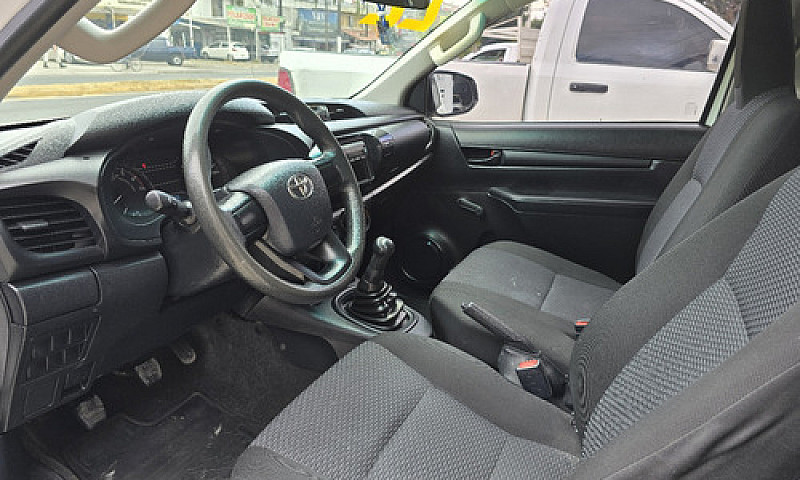 Toyota  Hilux  2022...