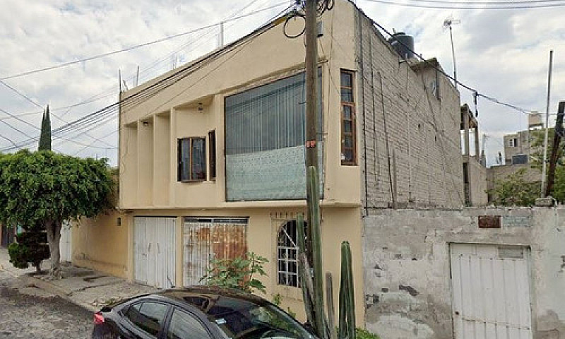 Amplia Casa De 2 Niv...