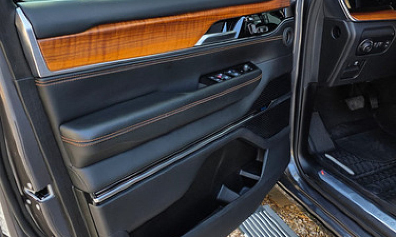 Jeep Grand Wagoneer ...