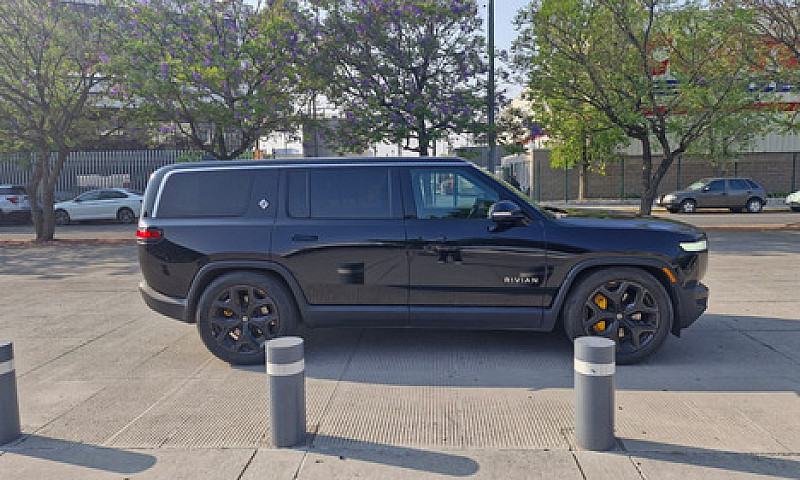 Rivian R1S 2023...