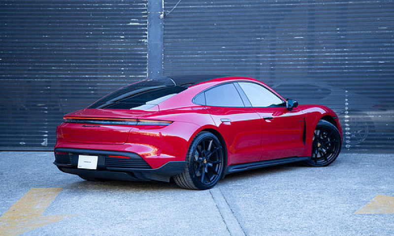 Porsche Taycan 2024...
