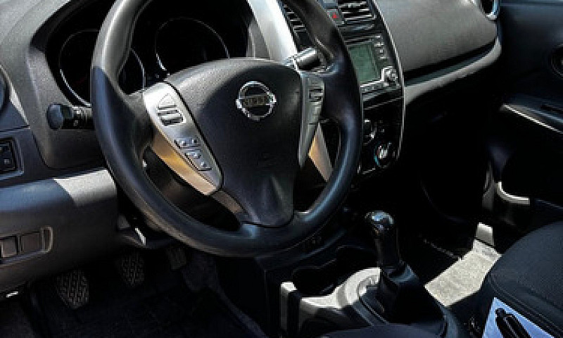 Nissan Versa 1.6 Adv...