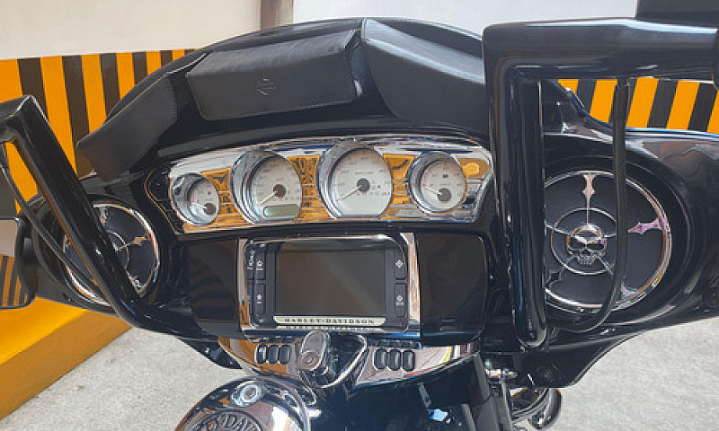Harley Street Glide ...