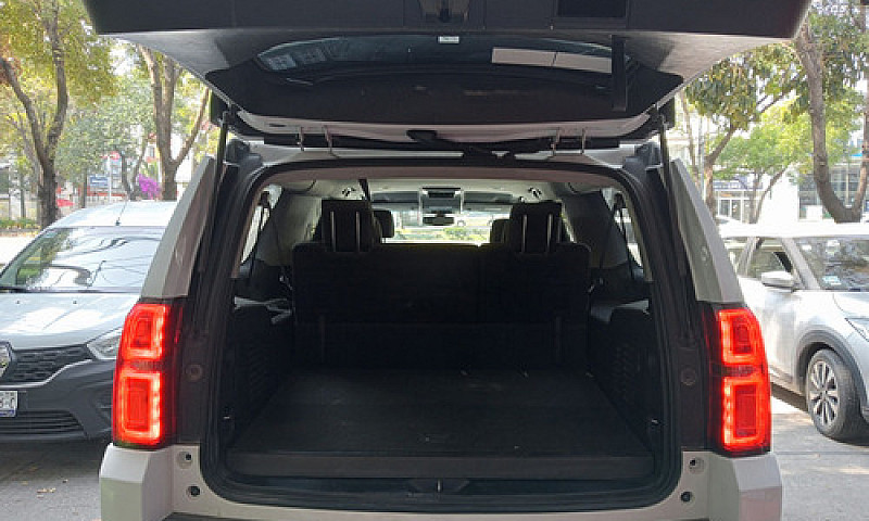Chevrolet Suburban 2...
