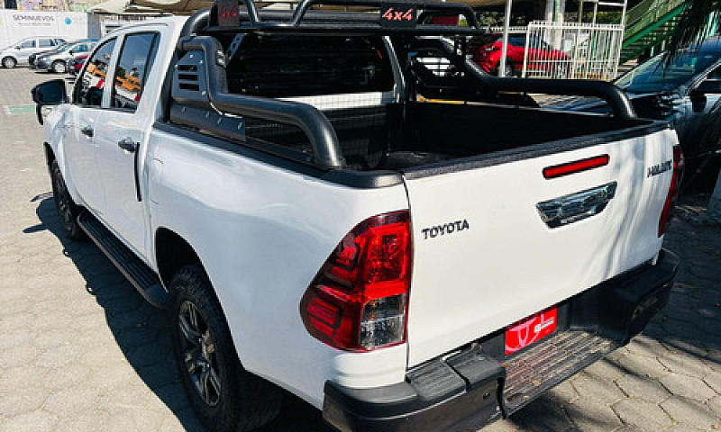 Toyota Hilux 2023...