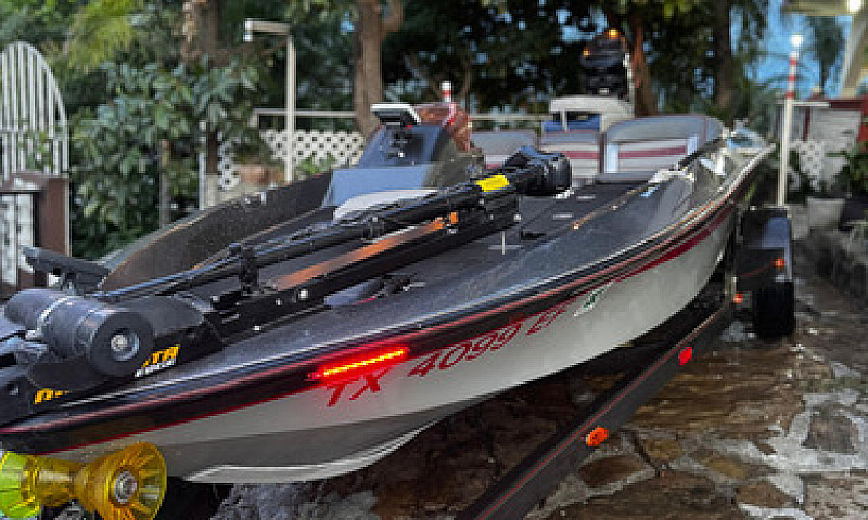 Lancha Bass Tracker ...