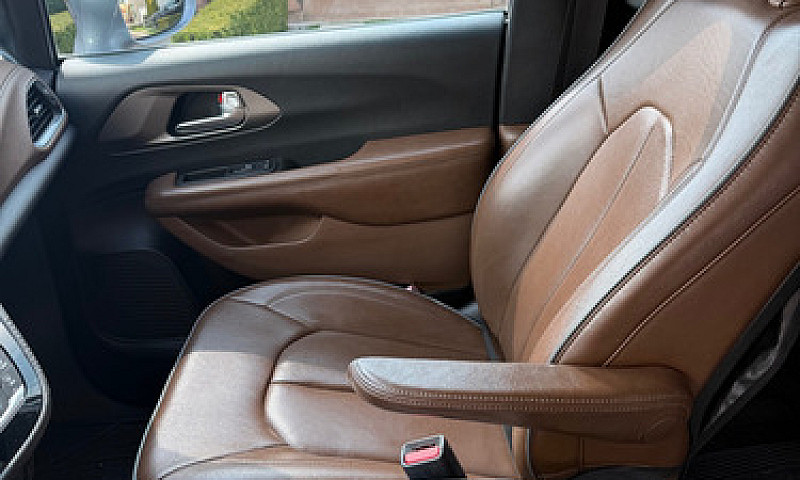 Chrysler Pacifica 3....