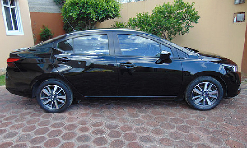 Nissan Versa 1.6 Adv...