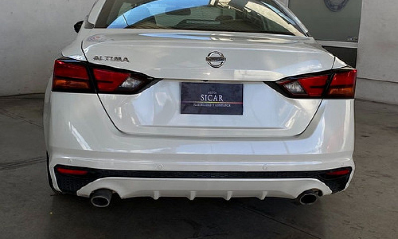 Nissan Altima 2020...