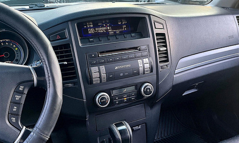 Mitsubishi Montero 2...