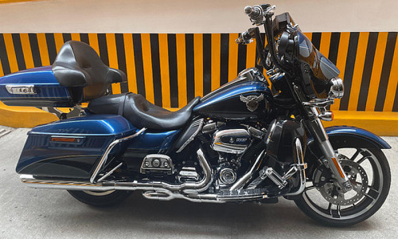 Harley Street Glide ...