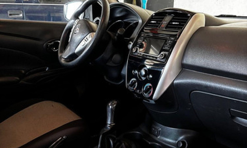 Nissan Versa 1.6 Adv...