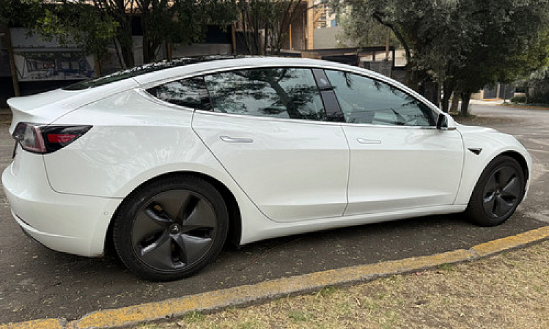 Tesla Model 3 Standa...