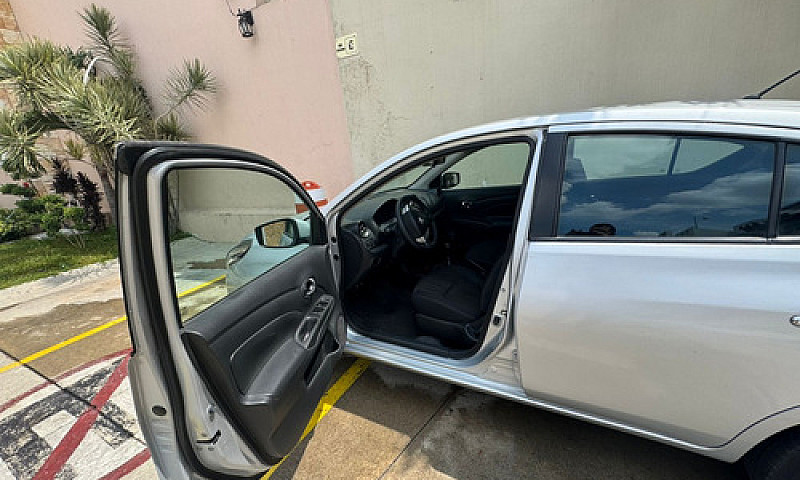 Nissan Versa 1.6 Sen...