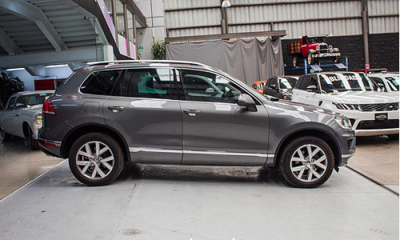 Volkswagen Touareg 2...