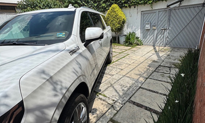 Chevrolet Suburban 6...