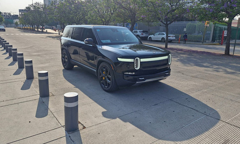 Rivian R1S 2023...