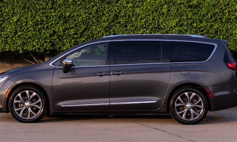 Chrysler Pacifica Pl...