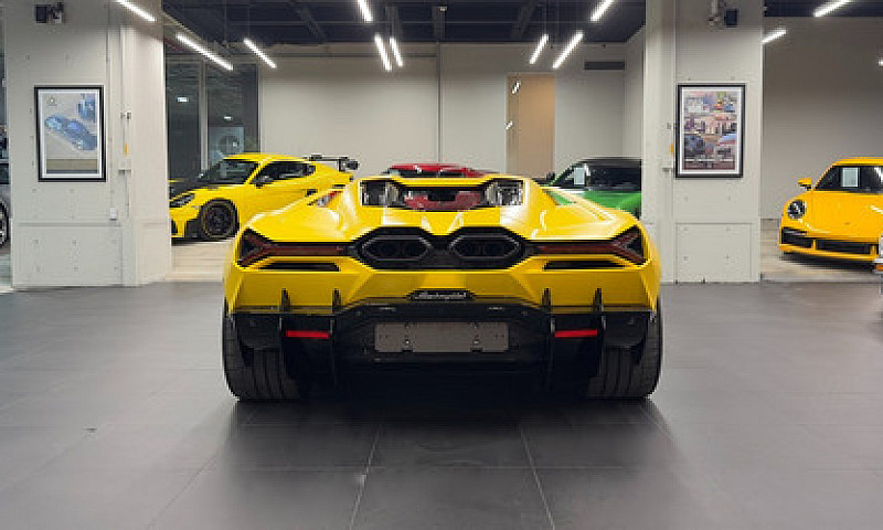 Lamborghini Revuelto...