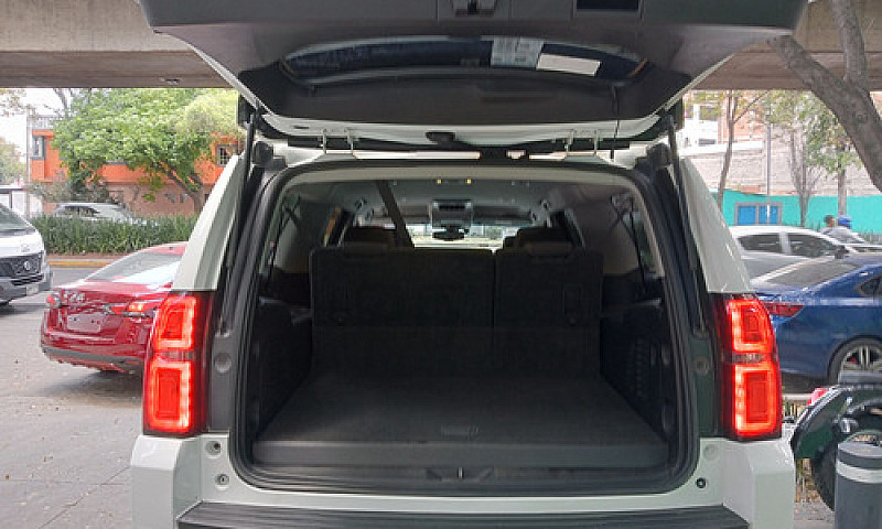 Chevrolet Suburban 2...