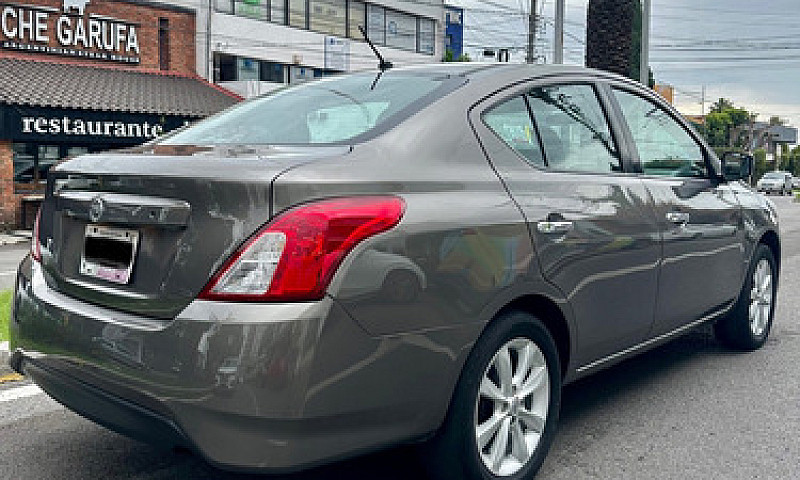 Nissan Versa 1.6 Adv...