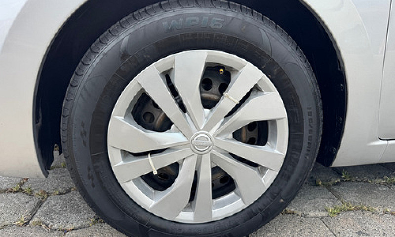 Nissan Versa 1.6 Sen...