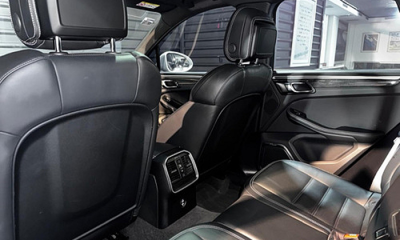 Porsche  Macan  2023...