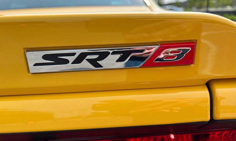 Dodge Challenger 6.4...