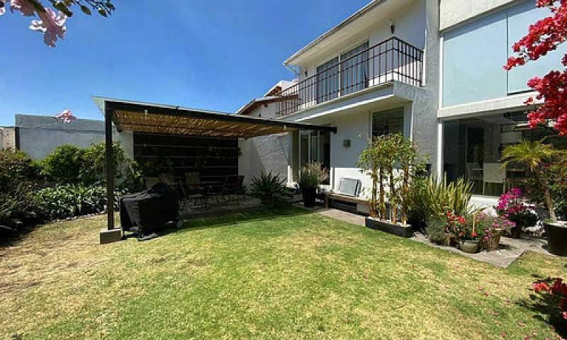 Casa Con Jardín, Ter...