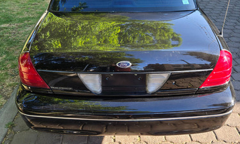 Ford Crown Victoria ...