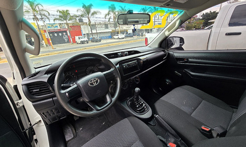 Toyota  Hilux  2022...
