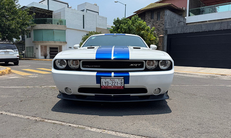 Dodge Challenger 6.4...