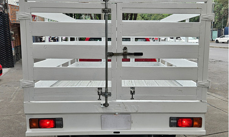 Nissan Np300 Estacas...