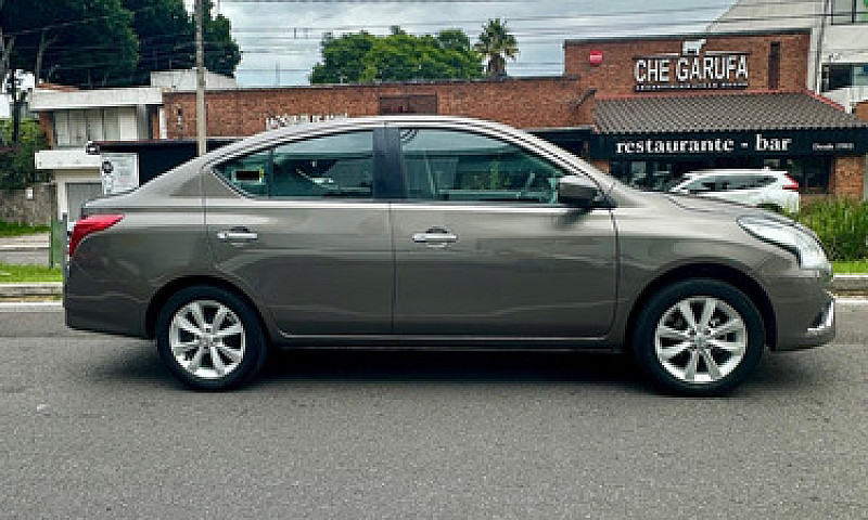 Nissan Versa 1.6 Adv...