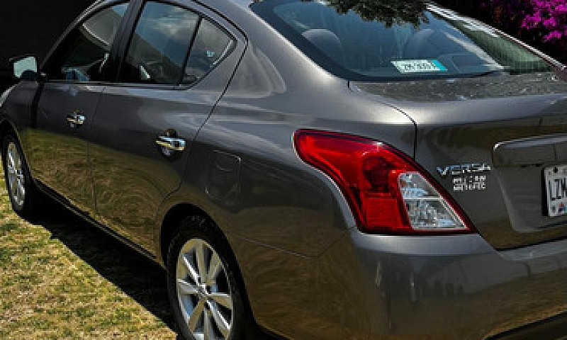 Nissan Versa 1.6 Adv...