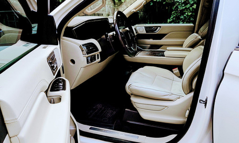 Lincoln Navigator 3....