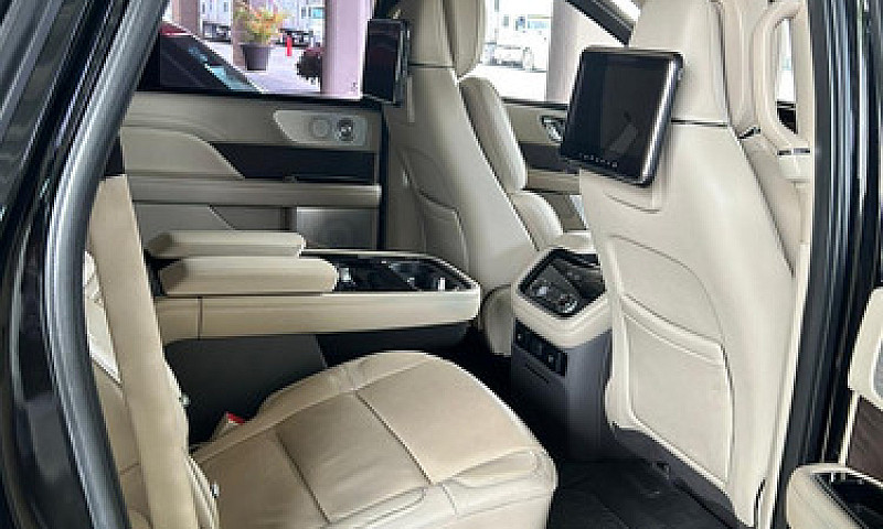 Lincoln Navigator 3....