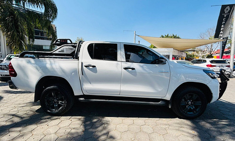 Toyota Hilux 2023...