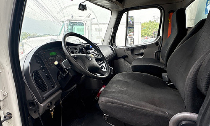 Freighliner M2 Cummi...