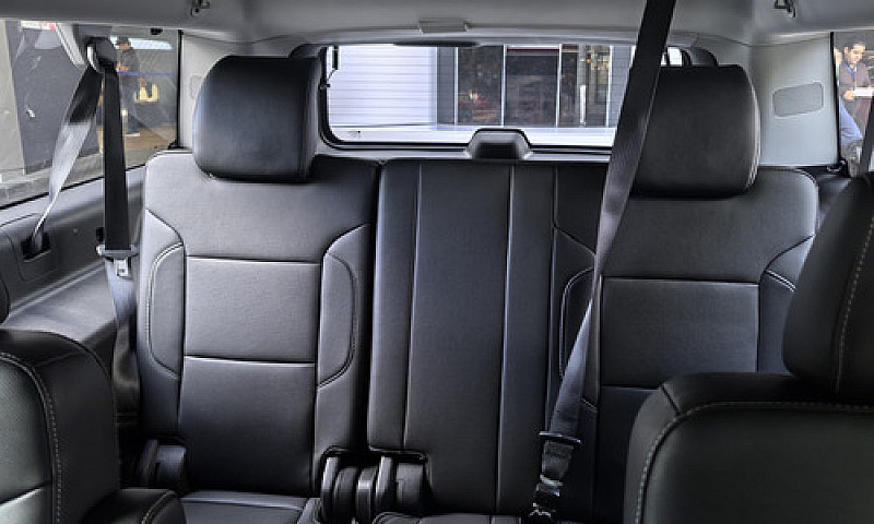 Chevrolet Suburban 2...