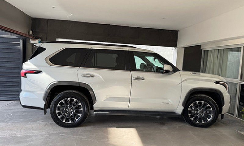 Toyota Sequoia Año 2...