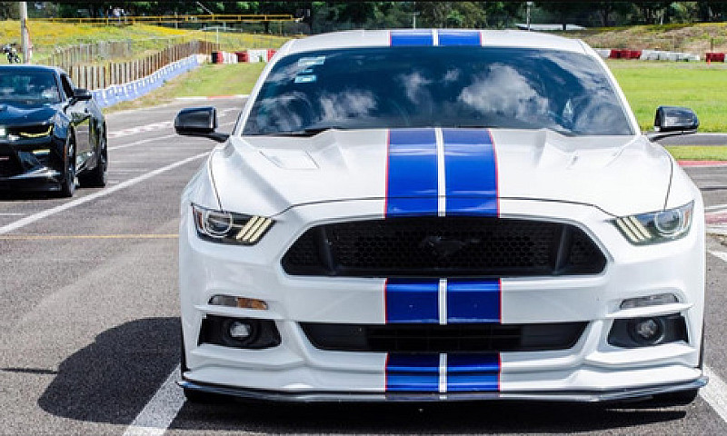 Ford Mustang 5.0L Gt...