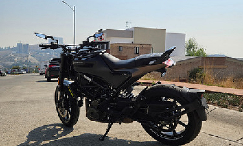 Motocicleta Husqvarn...