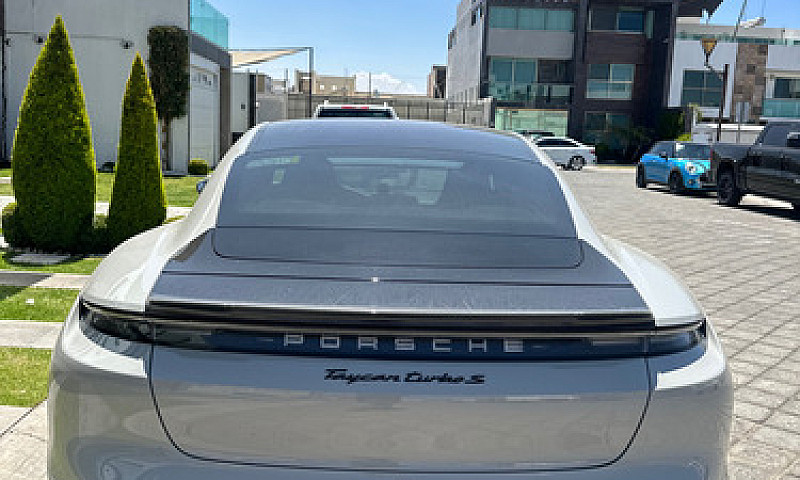 Porsche Taycan Turbo...