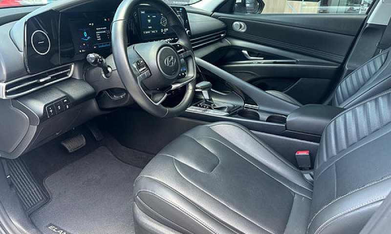 Hyundai Elantra 2023...