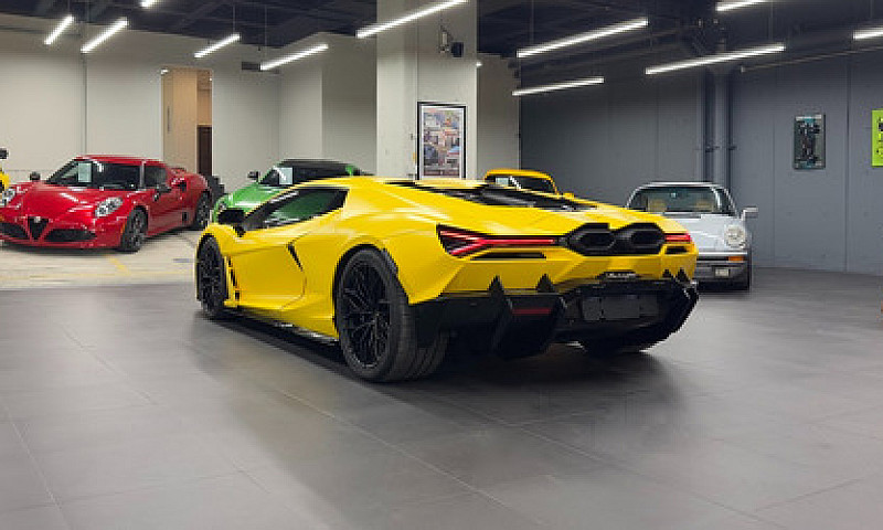 Lamborghini Revuelto...