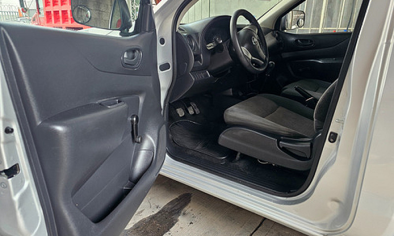 Nissan Np300 2.5 Est...