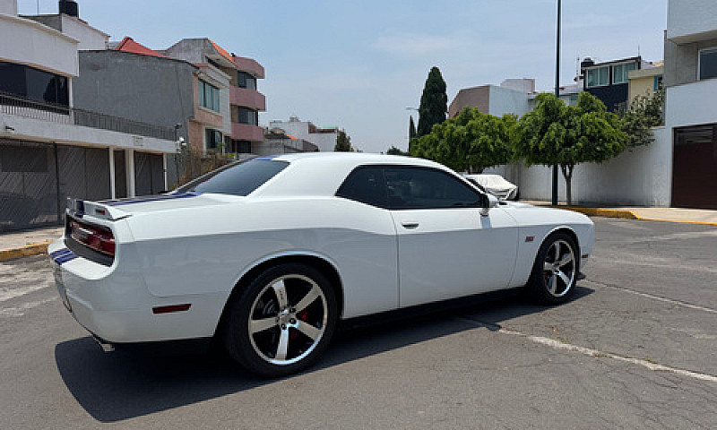 Dodge Challenger 6.4...