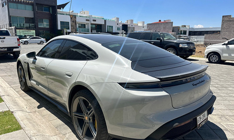 Porsche Taycan Turbo...